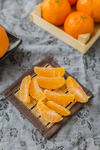 Reife Mandarine Zitrusfrüchte Mandarine Mandarine Orange Auf Holzgrund Mandarinen Teller — Stockfoto