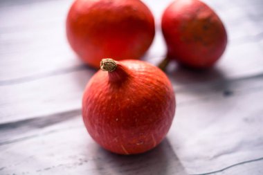 ahşap zemin üzerinde üç kabak