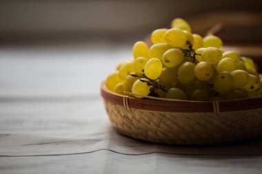 Beyaz ahşap antika masa üzerinde üzüm