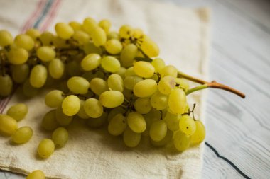 Beyaz ahşap antika masa üzerinde üzüm