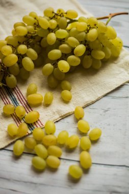 Beyaz ahşap antika masa üzerinde üzüm