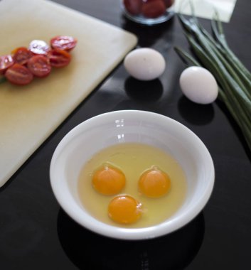 Masanın üzerinde kırık yumurtalar var.