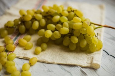 Beyaz ahşap antika masa üzerinde üzüm