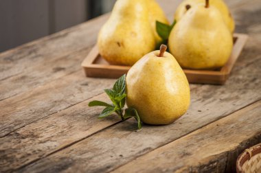 meyve arka plan. eski ahşap üzerine taze organik armut. Armut sonbaharda hasat