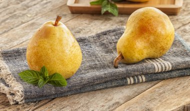 meyve arka plan. eski ahşap üzerine taze organik armut. Armut sonbaharda hasat