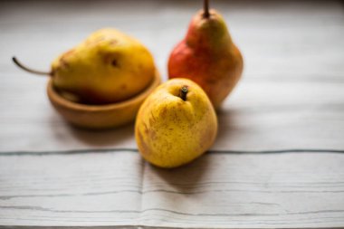meyve arka plan. eski ahşap üzerine taze organik armut. Armut sonbaharda hasat