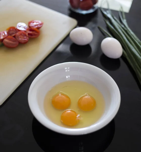 Oeufs Cassés Dans Bol Blanc Sur Table — Photo