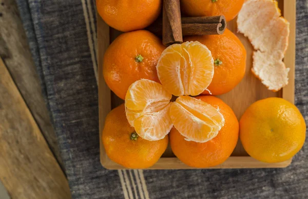 Moget Mandarine Citrus Tangerine Mandarine Orange Trä Bakgrund Mandariner Plattan — Stockfoto