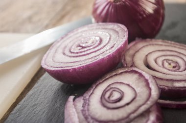 Kırmızı soğan dilimleri yakın çekim