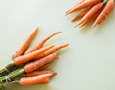 Birkaç soyulmuş havuç yakın plan.