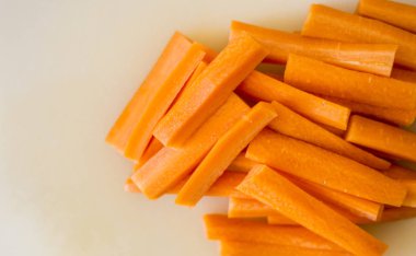 Birkaç soyulmuş havuç yakın plan.