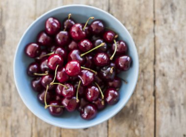 Vişne sepeti / kiraz ağacı dalı / taze kiraz / tatlı kiraz