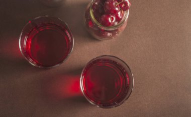 bardak taze kiraz suyu kapat