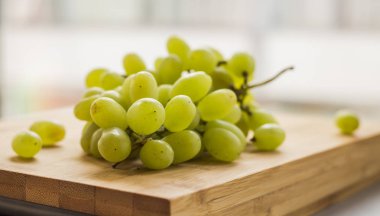 Beyaz üzüm yığınının yakın görüntüsü