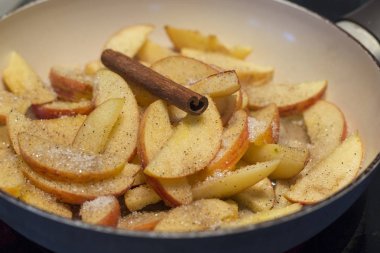 pan üst görünümünde karamelize elma kapat