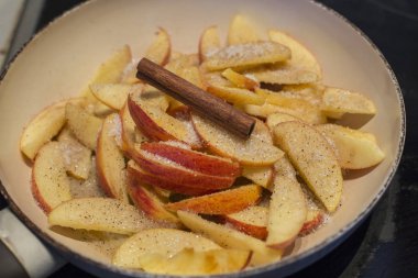 pan üst görünümünde karamelize elma kapat