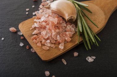 Sarımsak tuzu ve biberiye. Yakın çekim.