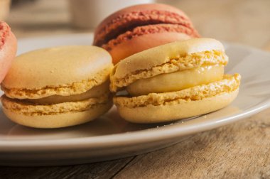 Beyaz tabakta makarnalar yakın.