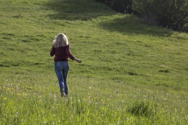 Doğadaki güzel sarışın kadın.
