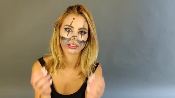 Halloween Clown Vrouw Portret Poseren Close — Stockvideo
