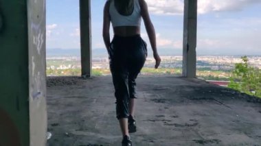 Terk edilmiş eski binada güzel bir kadın. 
