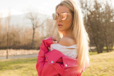 bir fincan genç güzel kadın