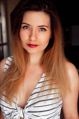 Yenilmez kadın, yeşil gözlerinle kapat.