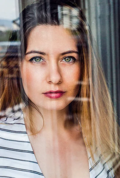 Beatyfull Kvinna Nära Med Gröna Ögon — Stockfoto