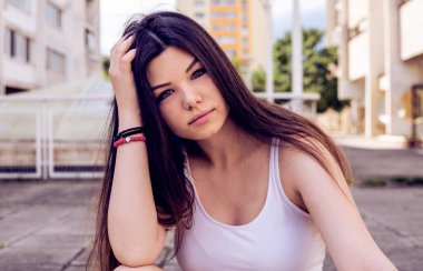 Şık bir kadının sokak portresi. Yakından.