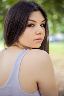 Uzun saçlı güzel kadın.