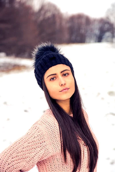 Winterporträt Einer Frau Draußen Schnee — Stockfoto