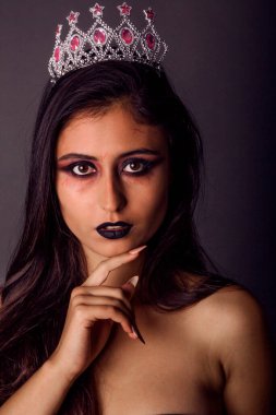 Stüdyoda Cadılar Bayramı makyajı.