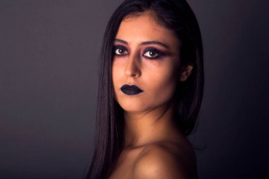 Stüdyoda Cadılar Bayramı makyajı.