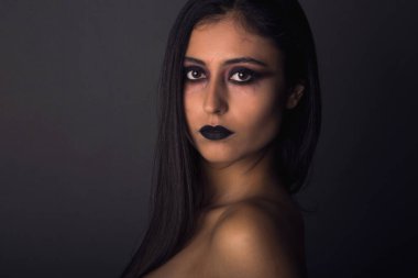 Stüdyoda Cadılar Bayramı makyajı.