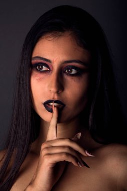 Stüdyoda Cadılar Bayramı makyajı.