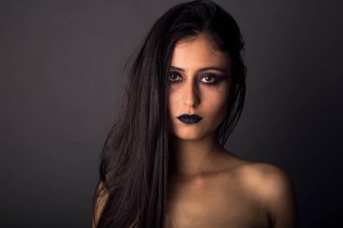 Stüdyoda Cadılar Bayramı makyajı.