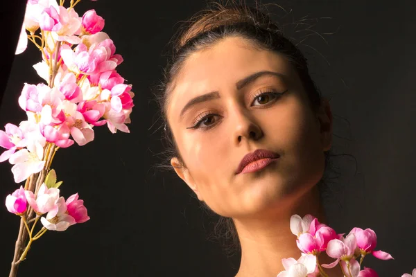 Hermosa Chica Joven Con Flores Colores Retrato Estudio —  Fotos de Stock