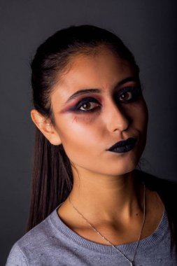 Stüdyoda Cadılar Bayramı makyajı.