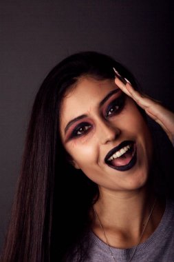 Stüdyoda Cadılar Bayramı makyajı.