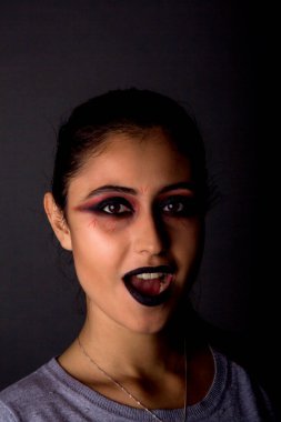 Stüdyoda Cadılar Bayramı makyajı.