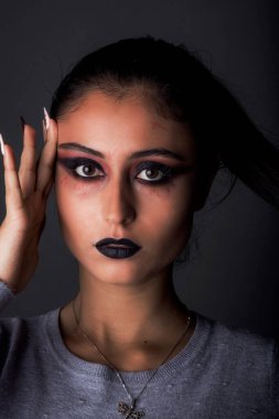 Stüdyoda Cadılar Bayramı makyajı.