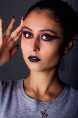 Stüdyoda Cadılar Bayramı makyajı.