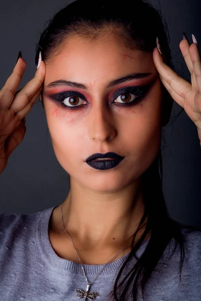 Stüdyoda Cadılar Bayramı makyajı.