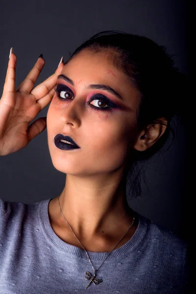 Stüdyoda Cadılar Bayramı makyajı.