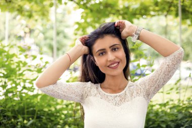 Parktaki kadın. Yakın çekim.