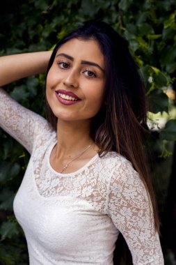 Parktaki kadın. Yakın çekim.