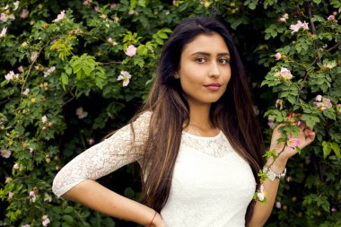 Parktaki kadın. Yakın çekim.