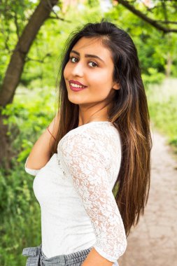 Parktaki kadın. Yakın çekim.