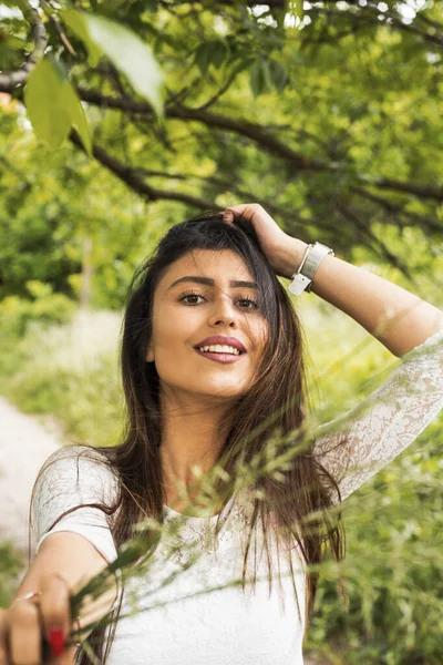 Parktaki kadın. Yakın çekim.