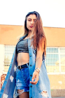 Sokakta kot ceketli bir kadın var.